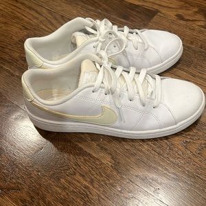 Women’s size 9 Nike Sneakers, great condition.